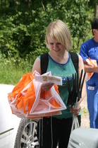 Anna Jacobson lähdössä viemään rasteja Sipoon kurssilla heinäkuussa 2012.